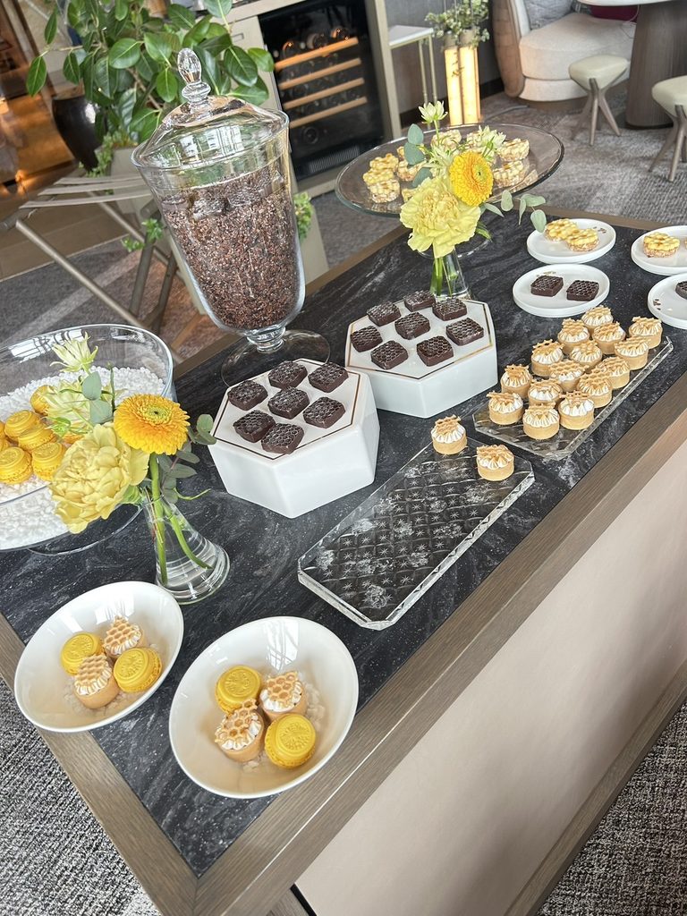 ホテルラウンジのテーブルに並んだスイーツ。焼き菓子やチョコレートが皿に盛られている